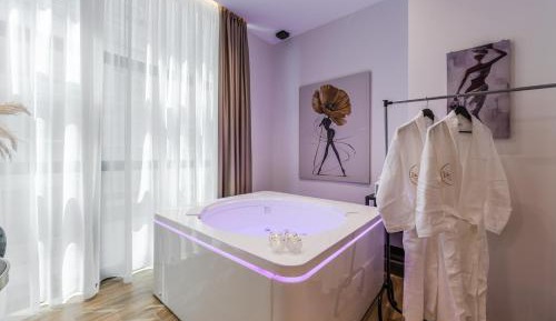 Suite with Hot Tub