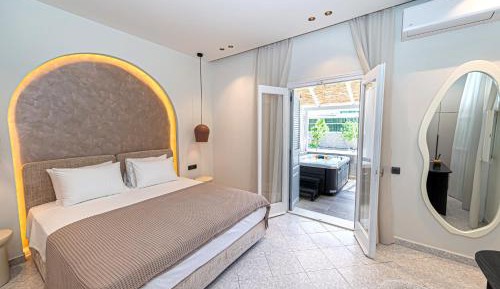 One-Bedroom Deluxe Apartment