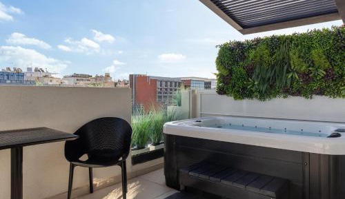Deluxe Queen Room with View and Spa Bath