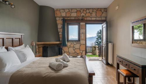 Deluxe Room (2 Adults + 1 Child)