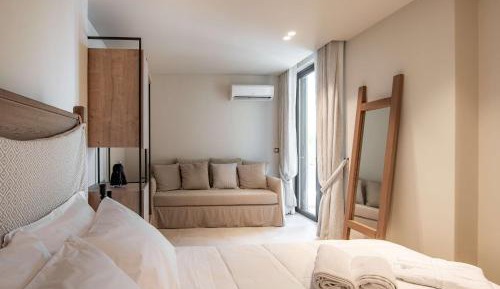 Deluxe Room (2 Adults + 1 Child)