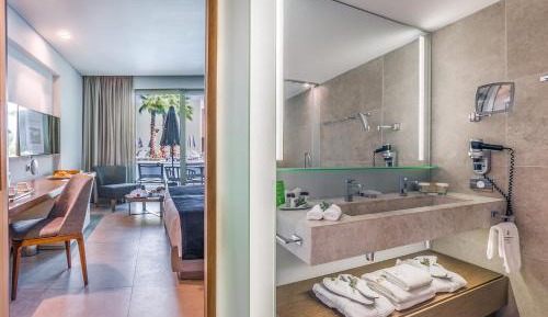 Double Swim-Up Room