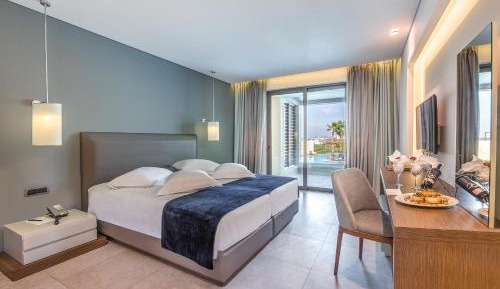 Executive Suite with Two Bedrooms Swim-up with Sharing Pool 
