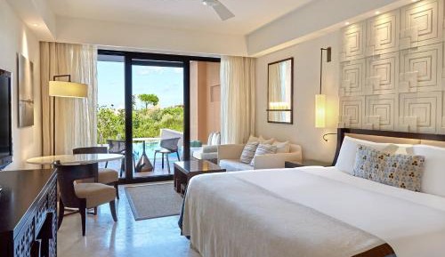 Infinity Room Garden View, Guest room, 1 King, Pool access