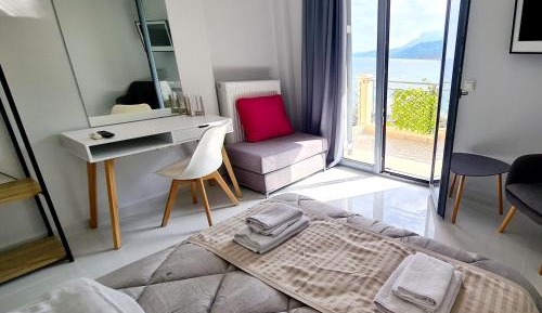 Deluxe Double Room with Side Sea View