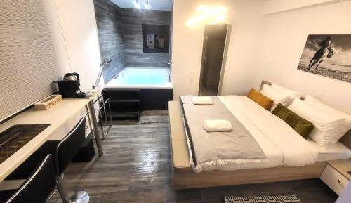 Queen Suite with Spa Bath