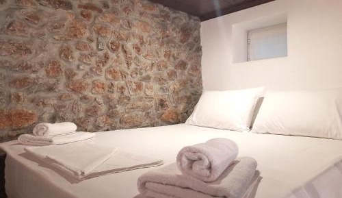 Deluxe Double Room (2 Adults + 1 Child)