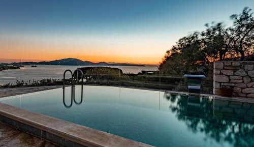 Three-Bedroom Villa with Private Pool- Split Level (6 Adults)