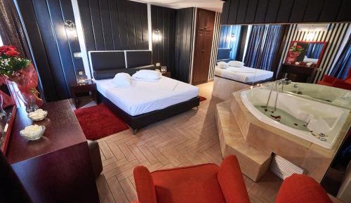Suite with Hot Tub