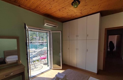 Evgiros Apartment | Fabulous apt. w breakfast near the sea