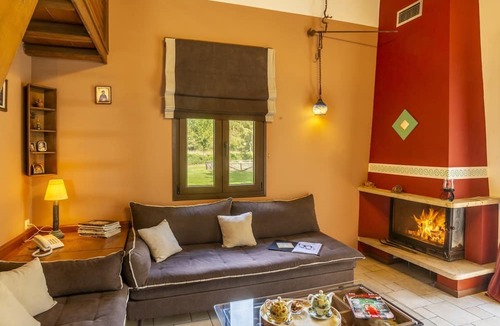 Kakalioraiika House | Ninemia Stay& Play