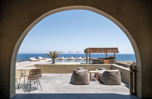 Kamari House | Colombos BeachFront