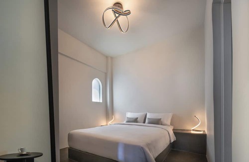 Kamari House | Colombos BeachFront