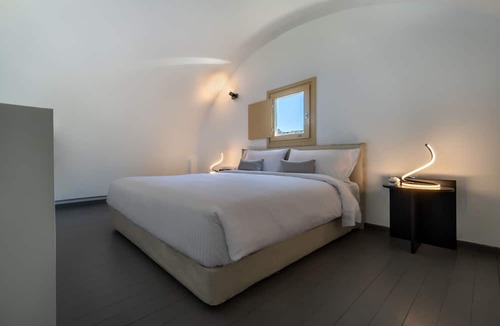 Kamari House | Colombos BeachFront