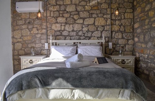 West Mani Apartment | Stone Studio With Sea Views Near the Beach