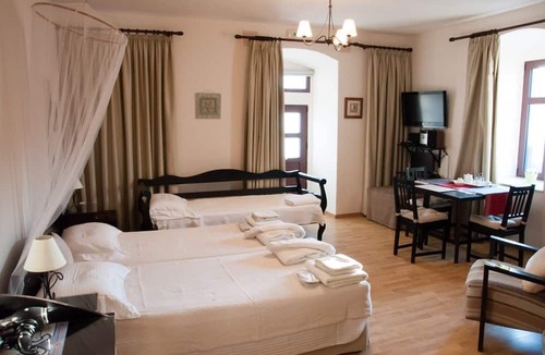 Varos Hotel | Archontiko Tsikari
