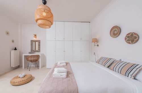 Agia Paraskevi House | Golden Sunrise Suites