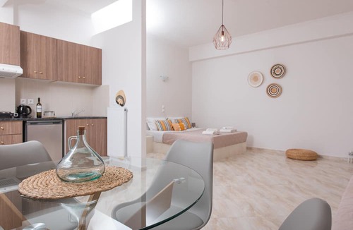 Agia Paraskevi House | Golden Sunrise Suites