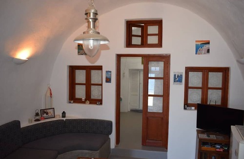 Monolithos Apartment | Tzannis Cave House