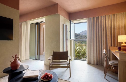 Pefki Hotel | Ella Rocrita