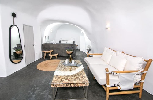 Finikia House | Elysian Santorini