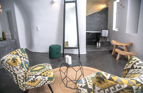 Finikia House | Elysian Santorini