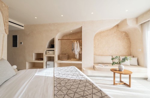 Perissa Hotel | Heyday Luxury Suites
