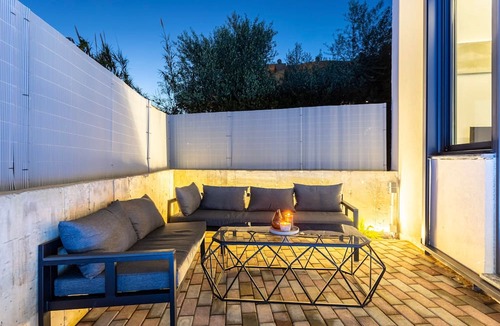 Anatolikos Sinikismos Apartment | Ventiri Lofts - Luxury Duplex w Private Garden