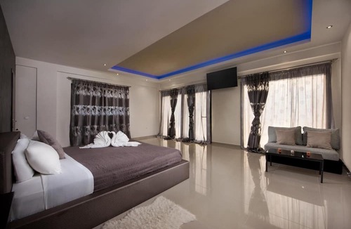 Dassia Villa | Villa Black White Dassia
