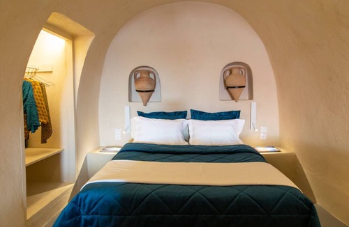 Finikia Villa | Amphora Cave House in Oia Foinikia