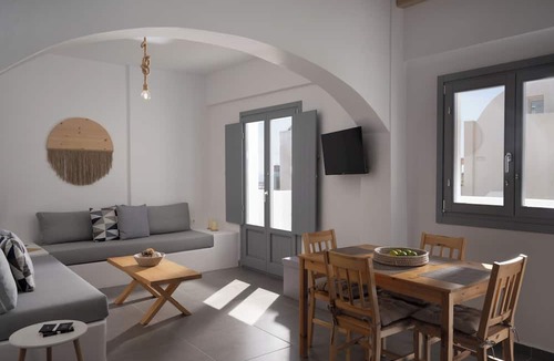 Vourvoulos Hotel | The Vine Suites