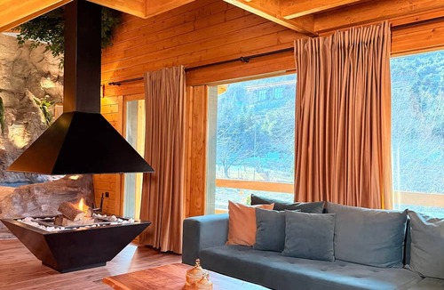 Eptalofos Villa | Waterfall Chalet
