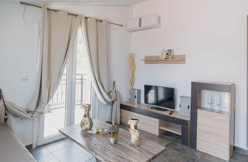 Poros House | Stellatos House