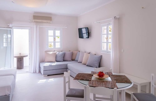 Adamas House | Milos Bay Suites