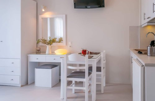 Adamas House | Milos Bay Suites