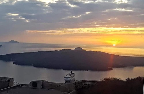 Perissa Apartment | Pleasure View Studio 6 Apartment with Mountain View, Wi-Fi and Air Conditioning