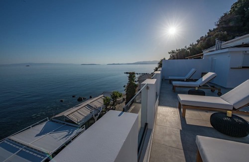 Loutraki Apartment | Flisvos Beachfront Apartments