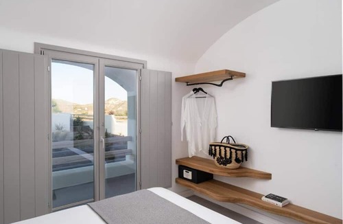 Akrotiri Villa | Elegant Villa Floating Breakfast