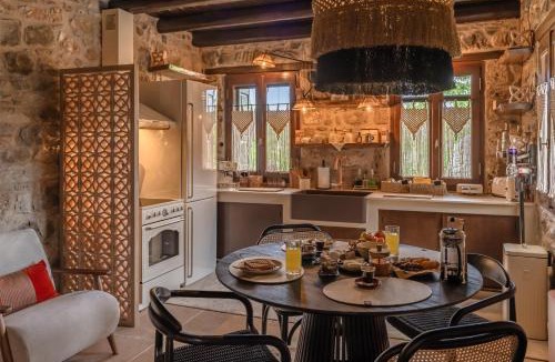 North Kynouria Villa | La Villa de Madeleine - Stone Villa with outdoor hot tub in Arcadia, Peloponnese