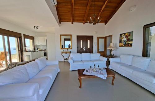 Tavari House | Seaview Villa