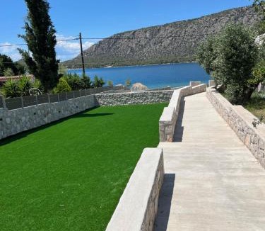 Limni Vouliagmenis House | Villa Nerόessa