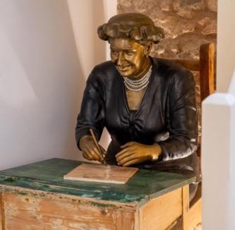 Mykines Hotel | La Belle Hélène de Ménélas 1862