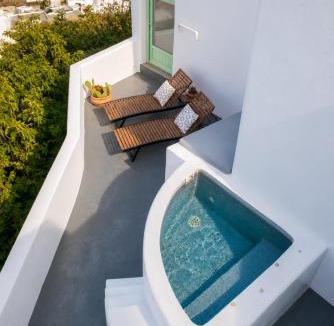 Vourvoulos Apartment | Two Gods Santorini Premium Jacuzzi Sea View Suites