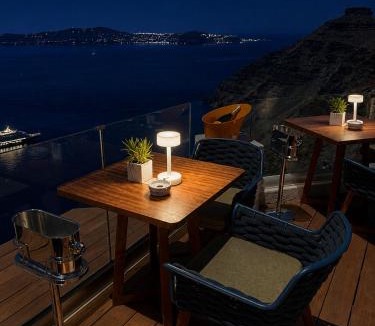Firostefani Hotel | Sun Rocks Boutique Hotel - Caldera View Suites & Sunset Dining Experience