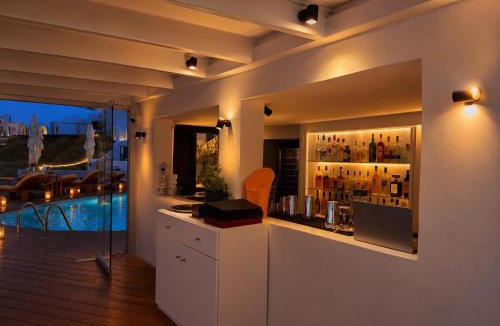 Firostefani Hotel | Sun Rocks Boutique Hotel - Caldera View Suites & Sunset Dining Experience