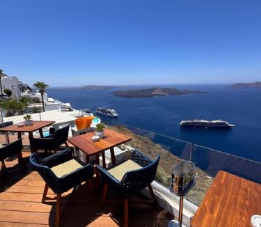 Firostefani Hotel | Sun Rocks Boutique Hotel - Caldera View Suites & Sunset Dining Experience