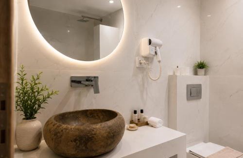 Fira Hotel | Pattys Desing Suites- Private Hot Tub with yard- Fira Center