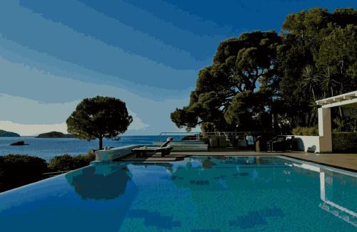Katsarou Apartment | Peaceful Holiday Home Surrounded by Pines, G26