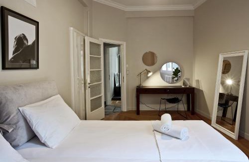 Exarhia Apartment | Bauhaus Building 190sq City Centre
