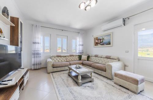 Lazarat Apartment | Castle Serenity Home 3BR with Free Parking by PikHost